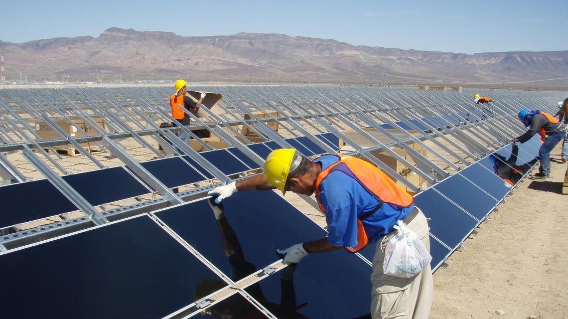 Sempra团队成员在博尔德市的铜山建造公司的第一个太阳能电池板场, 内华达, 美国